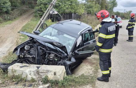 Bărbat ajuns la spital după ce mașina pe care o conducea a lovit un cap de pod