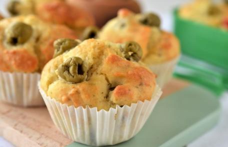 Brioșe cu măsline și parmezan