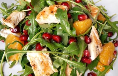 Salată de pui cu rucola, iaurt și usturoi