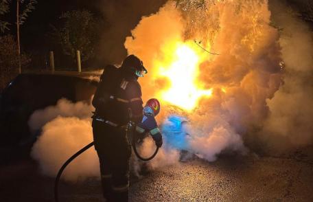 Autoturism parcat în fața unei gospodării din Leorda distrus de flăcări