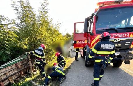Bărbat salvat de pompieri după ce a fost prins sub o căruță cu lemne, în satul Iezer