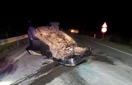 O mașină s-a răsturnat pe cupolă după ce a lovit alt autoturism la Trușești