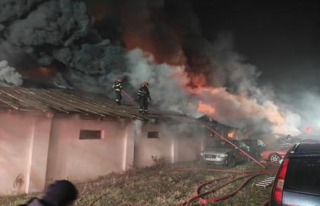 Pompierii botoșăneni, în sprijinul colegilor din Suceava la un incendiu izbucnit în comuna Dumbrăveni