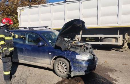 Accident între un autoturism și un camion. Doi pasageri au ajuns la spital