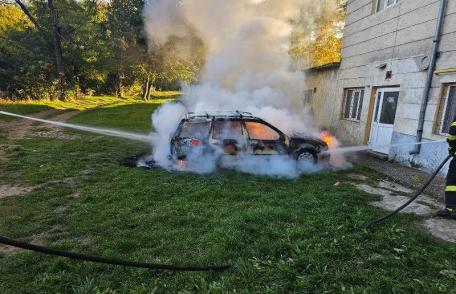 Mașină parcată în curtea unui liceu din Dorohoi cuprinsă de flăcări