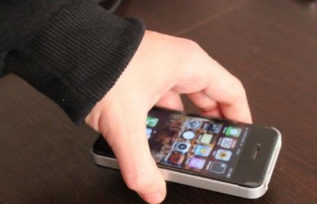 Bărbat reținut după ce a furat un telefon mobil din incinta unei societăți de pariuri sportive