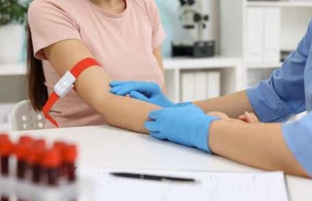 Analize obligatorii pentru cei trecuți de 40 de ani. Testele simple ce pot preveni boli grave și menține vitalitatea