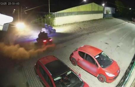 Geamurile mașinilor unei firme din Botoșani, distruse de niște teribiliști care au făcut drifturi cu ATV-urile pe pietriș