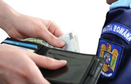 Polițiști din cadrul IPJ Botoșani au refuzat mita oferită de un conducător auto și au sesizat fapta la Call-center anticorupție 0800.806.806