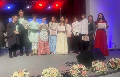 O nouă prestație artistică a Trupei de Teatru „AMICII” recompensată cu TROFEUL FESTIVALULUI!