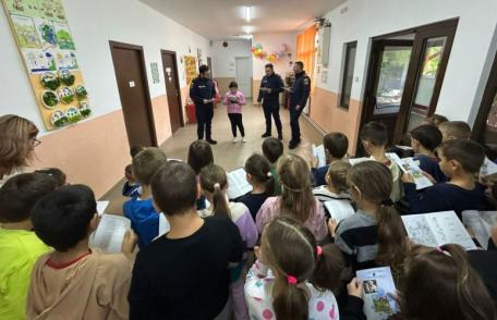 Polițiștii din cadrul Biroului pentru Protecția Animalelor alături de copii, în săptămâna „Școala altfel”