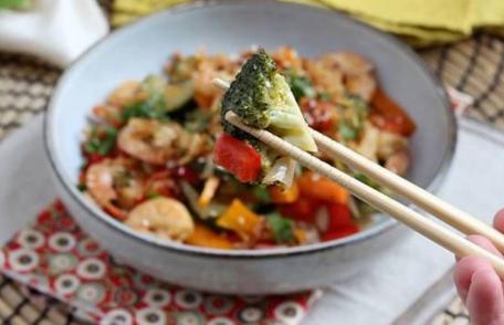 Legume și creveți la wok