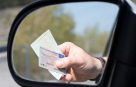 Dosar penal pentru un tânăr care a prezentat un permis de conducere fals