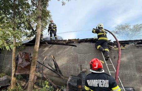 Bucătărie cuprinsă de flăcări. Proprietara casei a suferit un atac de panică