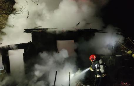 O femeie din comuna Ungureni are nevoie de ajutor după ce casa a fost distrusă de un incendiu