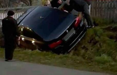 Un șofer din Botoșani s-a răsturnat cu mașina într-un șanț și a fugit. Polițiștii l-au găsit într-un bar. Ce a urmat