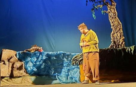 „Povestea peştişorului de aur”, un spectacol cu actori şi păpuşi