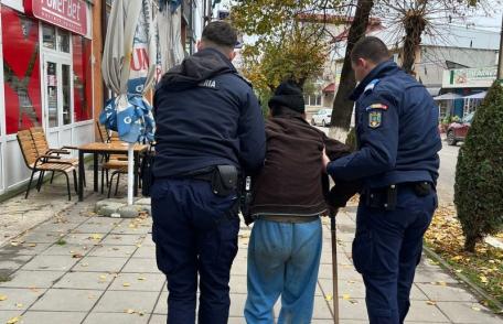 Bărbat căzut pe un trotuar din Darabani ajutat de jandarmi