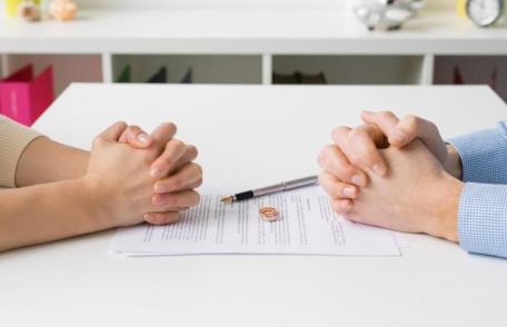 Regulă nouă în caz de divorț. Soțiile ar putea păstra numele din timpul căsătoriei fără acordul fostului soț