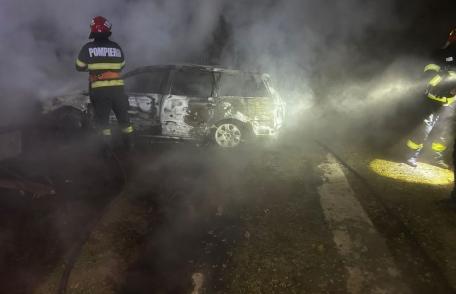 Autoturism parcat într-o gospodărie din Copălău cuprins de flăcări