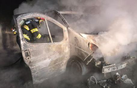 O autoutilitară a luat foc în timp ce se deplasa pe un drum din județ