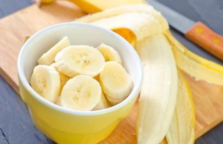 Iată de ce ar trebui să îți începi ziua cu un pahar cu apă caldă și o banană