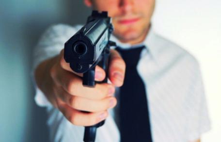 Amendă de peste 2.000 de lei și dosar penal pentru un pistol de jucărie