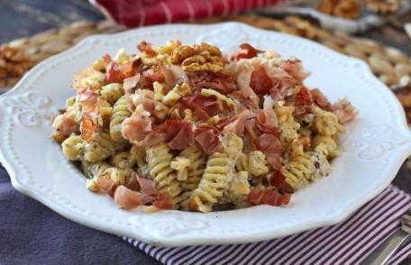 Paste cremoase cu bacon crocant și nuci