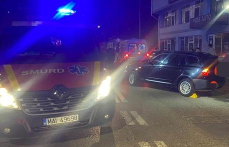 Femeie rănită după ce a o mașină a trecut peste ea. Pompierii au intervenit pentru scoaterea acesteia
