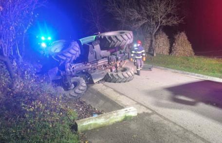 Trei bărbați au ajuns la spital după ce tractorul în care se aflau s-a răsturnat la Suharău