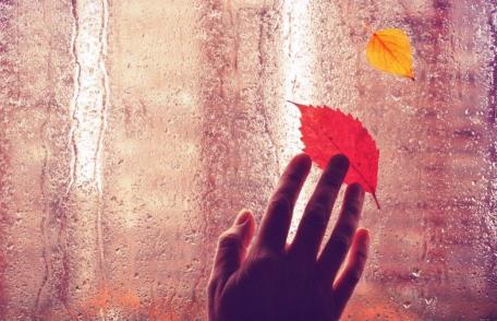 Vremea se răcește semnificativ de astăzi: temperaturi sub media normală, ninsori la munte și vânt puternic