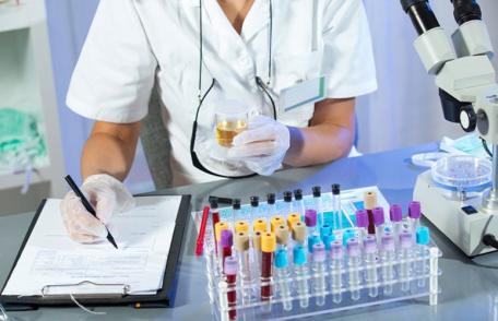 Laboratorul de analize medicale al Spitalului Municipal Dorohoi oferă servicii de recoltare fără programare, analize de urgenţă şi o gamă largă de inv