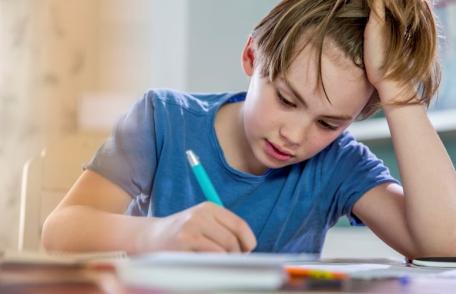 Se schimbă regulile pentru temele elevilor. Ministrul Daniel David dă mai puțin de lucru elevilor: Și-ar face cu mai mult drag o temă mai scurtă