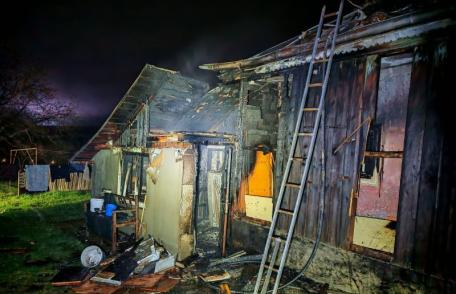 Bărbat ajuns la spital cu arsuri pe față, mâini și torace după ce în locuința sa a izbucnit un incendiu