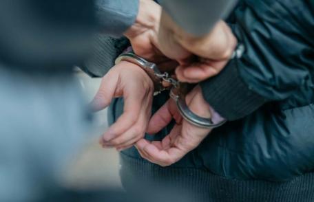 Patru tineri din Dorohoi reținuți de polițiști după ce au intrat în casa unui dorohoian și l-au tâlhărit