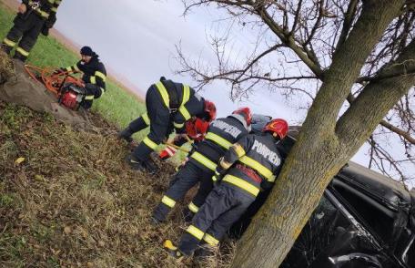O mamă și doi copii au ajuns la spital, după ce mașina în care erau s-a răsturnat pe DN 29, la Săveni