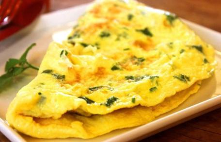 Omletă cu multă brânză cu ciuperci și pătrunjel