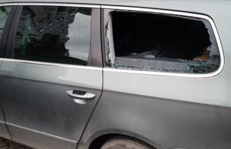 Un copil de doi ani din Botoșani a rămas blocat într-o mașină, cu cheile în interior. Mama lui a solicitat sprijinul pompierilor