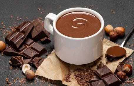 Iată cum trebuie să bei o ciocolată caldă!