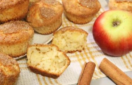 Brioșe de post cu fructe și scorțișoară