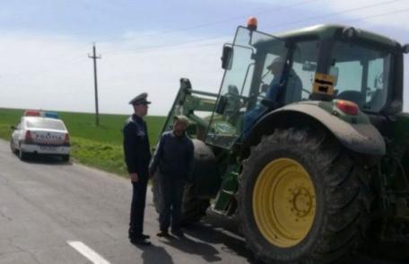 Depistat conducând un tractor neînregistrat și fără permis de conducere