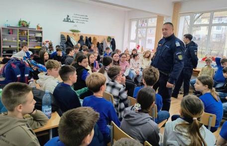 Activități preventiv-educative desfăsurate de jandarmi la două școli din Dorohoi