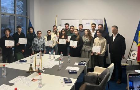 Trei elevi din Dorohoi au câștigat burse școlare oferite de ROTARY CLUB BOTOȘANI - FOTO