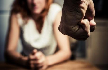 Tânăr arestat la domiciliu pentru încălcarea ordinului de protecție provizoriu și amenințare