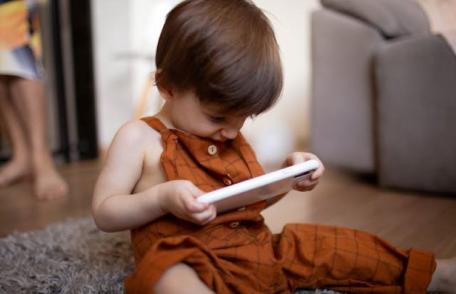 Cum alegi combinezonul perfect pentru iarnă: confort și protecție pentru micuțul tău