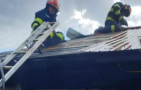 Casă din Dumeni în pericol, după ce funinginea depusă pe pereții interiori ai coșului de fum s-a aprins