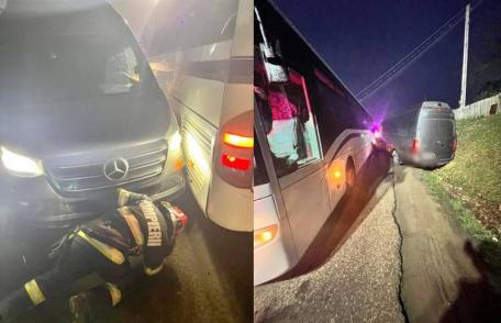 Autocar plin cu 40 de elevi implicat într-un accident rutier la Iezer - FOTO