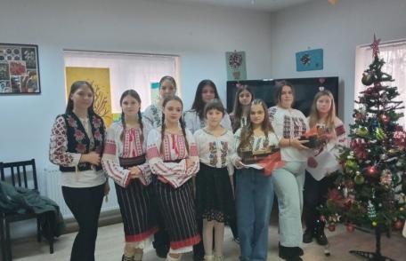 Elevii Școlii Gimnaziale „Mihail Sadoveanu” din Dumbrăvița au adus bucuria Nașterii Domnului în instituțiile din Dorohoi - FOTO