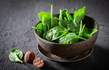 Spanacul, o legumă benefică pentru sănătate, în special iarna