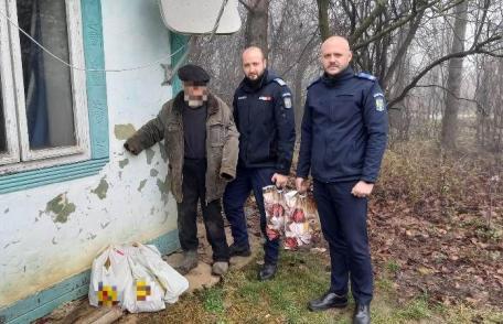 Jandarmii au dăruit pachete cu alimente celor doi bătrânei pe care i-au ajutat în acest an - FOTO